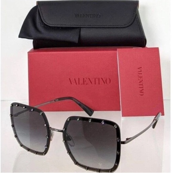 Valentino crossbody bag and sunglasses. - Picture 6 of 10